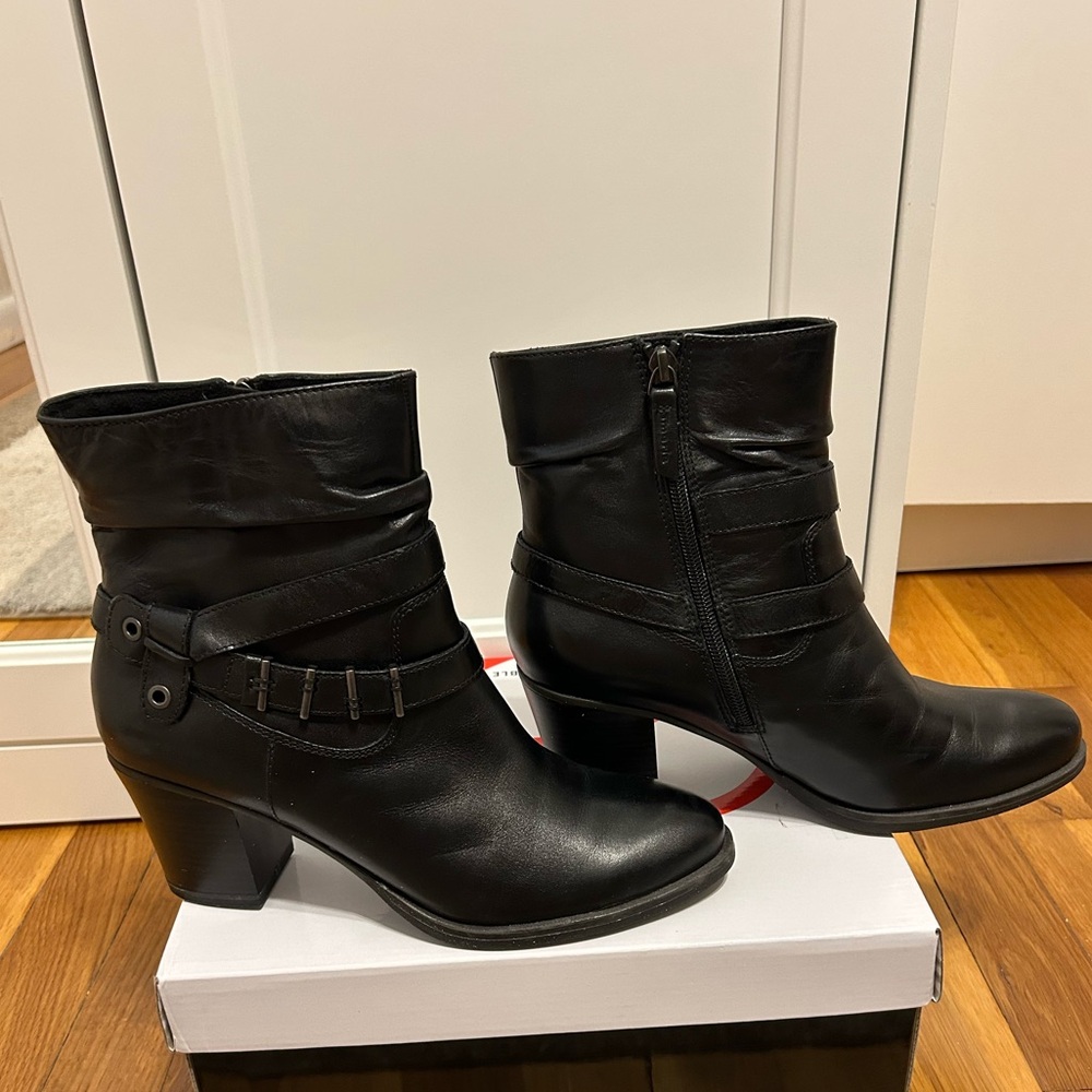 Tamaris black leather boots size 8 (EU 39)